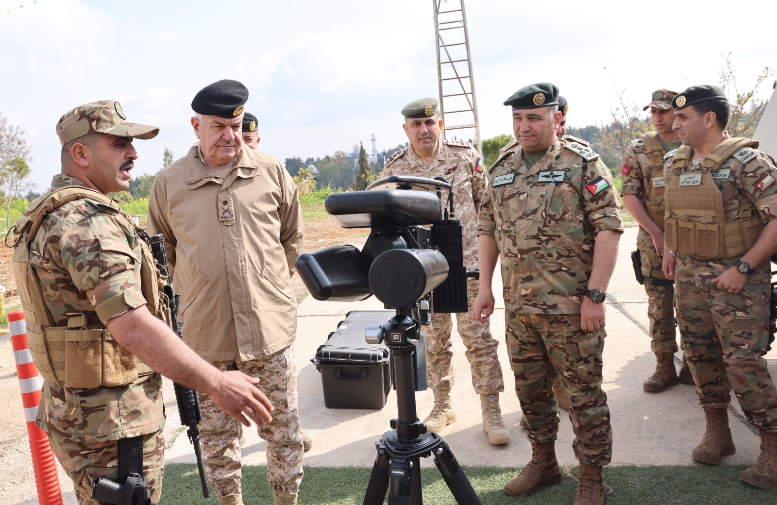 صورة حول : رئيس هيئة الأركان الحنيطي يزور لواء الملك حسين بن علي ويشدد على الجاهزية القتالية رئيس هيئة الأركان الحنيطي يزور لواء الملك حسين بن علي ويشدد على الجاهزية القتالية