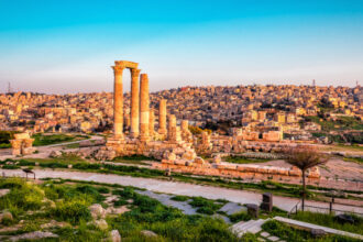 طقس بارد نسبيا الخميس