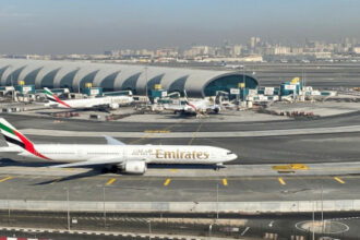 مطار دبي يستأنف عملياته جزئيًا بعد اعتراض صاروخي