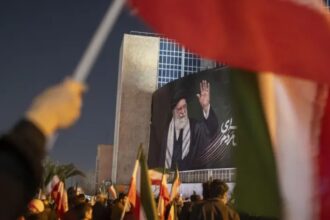 إيران تؤكد: لا استسلام للضغوط وتواصل ودّي مع الجوار