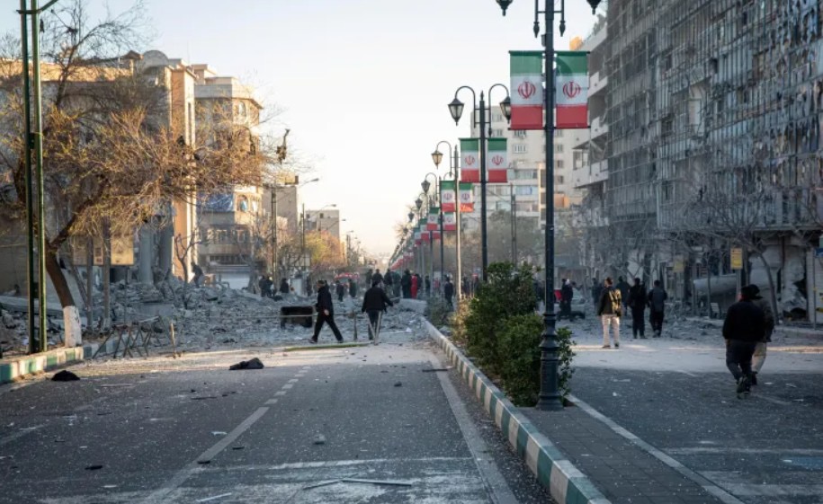 تصعيد عسكري واسع في اليوم الثامن للحرب بين إسرائيل وإيران