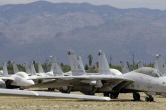 إسرائيل تعلن تدمير مقاتلات إيرانية في أصفهان: ضربات لتعزيز السيطرة الجوية