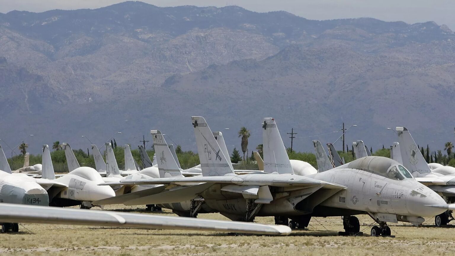 إسرائيل تعلن تدمير مقاتلات إيرانية في أصفهان: ضربات لتعزيز السيطرة الجوية