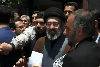 مجتبى خامنئي مرشح محتمل لخلافة والده علي خامنئي