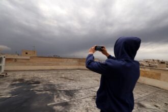 إسرائيل تشن غارات واسعة على إيران ولبنان