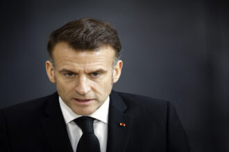 ماكرون يتصل بترامب وبيزشكيان ويطالب إيران بوقف ضرباتها على دول المنطقة فوراً