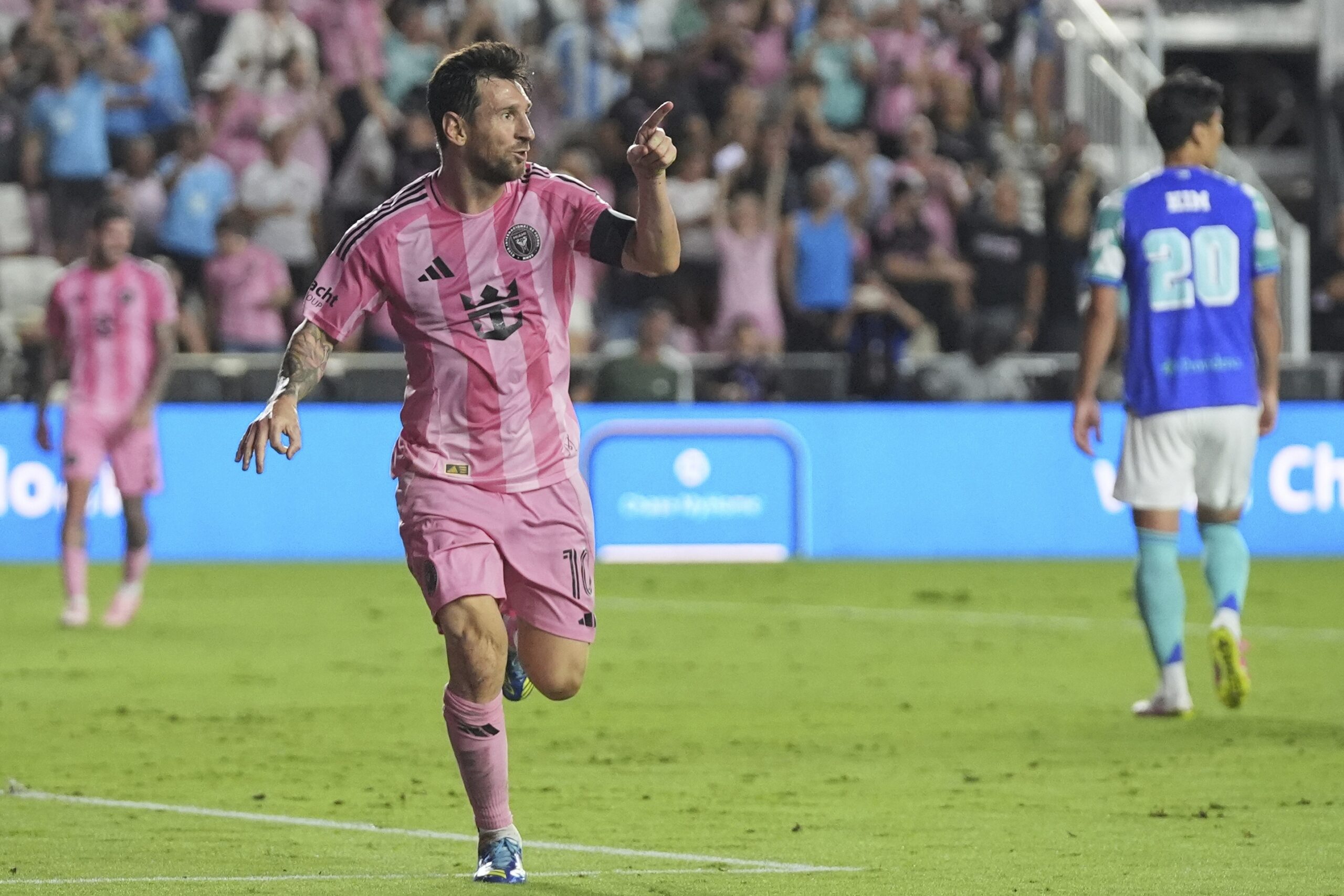 صورة حول : ليونيل ميسي يقترب من رقم قياسي جديد ويقود إنتر ميامي لفوز مثير ليونيل ميسي يقترب من رقم قياسي جديد ويقود إنتر ميامي لفوز مثير