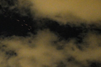 مقتل شخص في وسط إسرائيل جراء سقوط شظايا صاروخ أطلق من إيران