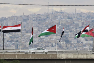 حسان ونظيره المصري يبحثان الآثار الاقتصادية على الحرب