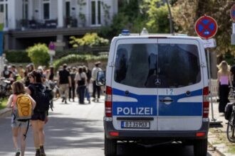 احتيال بـ300 ألف يورو في هيلدن: مسنة تقع فريسة لمحتالين متنكرين في زي الشرطة