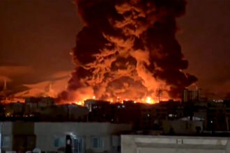 الصحة العالمية تحذر من “المطر الأسود” في إيران بعد قصف منشآت النفط