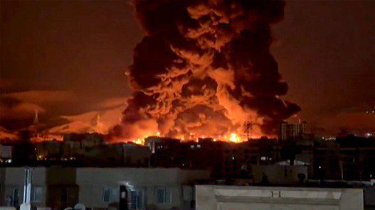 صورة حول : الصحة العالمية تحذر من “المطر الأسود” في إيران بعد قصف منشآت النفط الصحة العالمية تحذر من “المطر الأسود” في إيران بعد قصف منشآت النفط