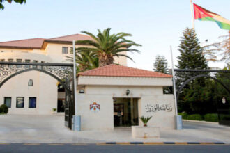 حسان يوجه لمنع احتكار البضائع