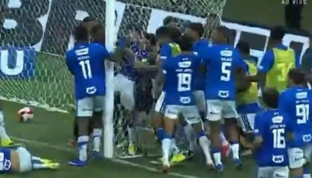 صورة حول : فوضى في البرازيل.. 23 بطاقة حمراء تهز مباراة كروزيرو وأتلتيكو مينيرو فوضى في البرازيل.. 23 بطاقة حمراء تهز مباراة كروزيرو وأتلتيكو مينيرو