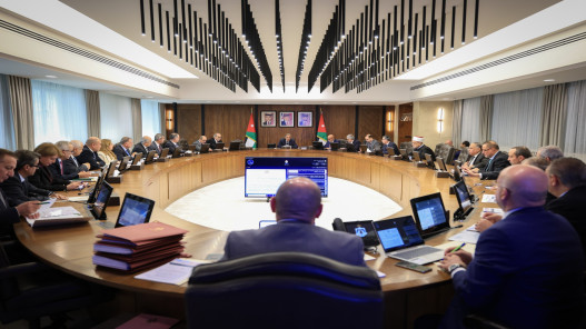 مجلس الوزراء يقر تعديلات على قانون السير ويجيز بيع المركبات إلكترونياً