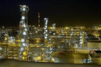 حريق في مجمع الرويس الصناعي بالإمارات