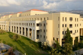 غارة إسرائيلية على مبنى للجامعة اللبنانية في الضاحية الجنوبية لبيروت