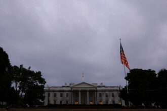 البيت الأبيض يدرس تعليق قانون جونز مؤقتًا لضمان تدفق الوقود والمنتجات الزراعية