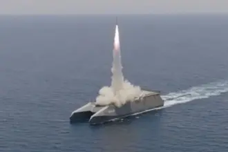 نائب وزير الخارجية الإيراني ينفي زرع بلاده ألغامًا في مضيق هرمز