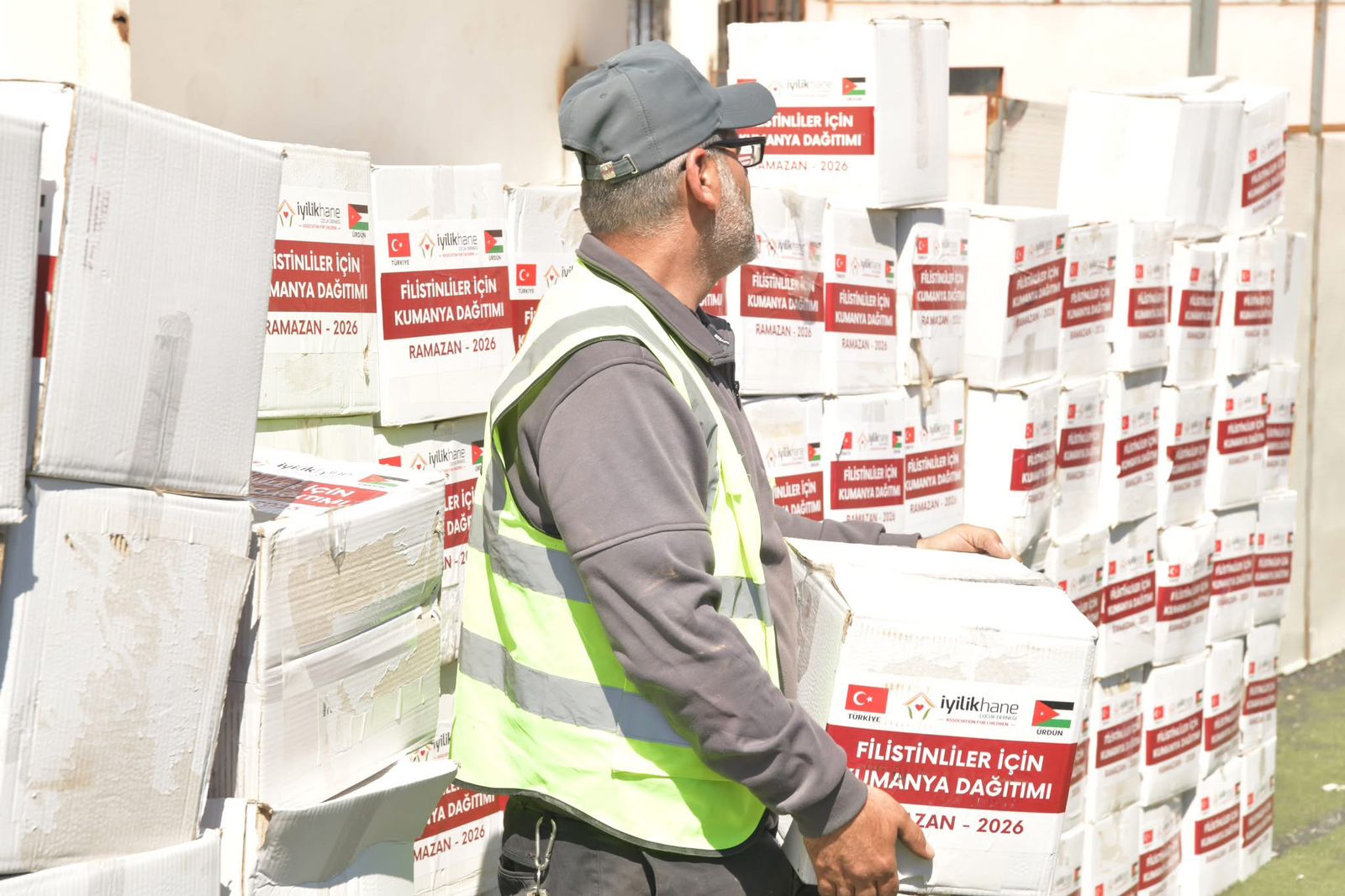 جمعية الفاروق الخيرية توزع 4 آلاف طرد غذائي على الأسر المحتاجة في رمضان