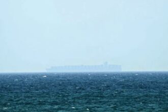 تصعيد خطير في الخليج: هجمات تستهدف سفنًا قرب مضيق هرمز ومنشأة وقود في البحرين