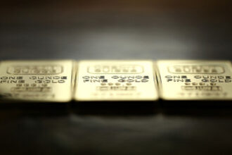 الذهب يتراجع مع صعود الدولار ومخاوف النفط والتضخم