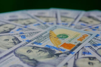 الدولار يقفز إلى أعلى مستوياته مع صعود أسعار النفط وقلق المستثمرين