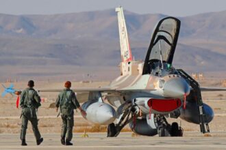 إسرائيل تستعد لتوسيع عملياتها في لبنان وتنفذ غارات على إيران