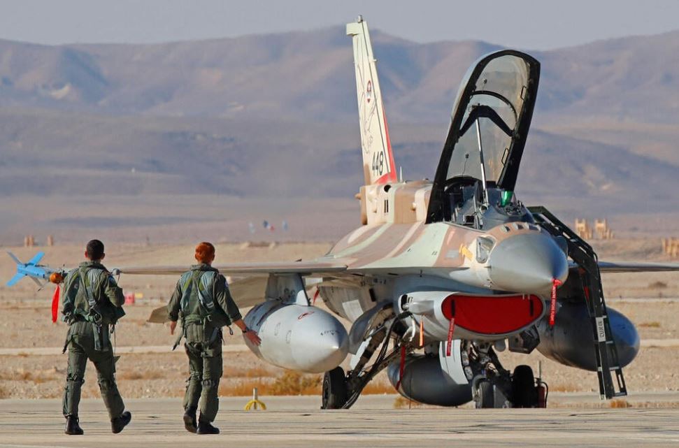 إسرائيل تستعد لتوسيع عملياتها في لبنان وتنفذ غارات على إيران