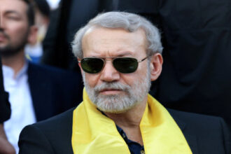 أنباء عن استهداف علي لاريجاني