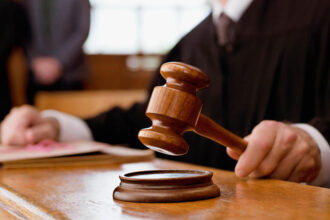 مدعي عام جنوب عمان يقرر توقيف والد الطالبة التي قذفها من الباص بفيديو متداول