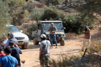 هجوم استيطاني يستهدف الفلسطينيين في قرية مخماس