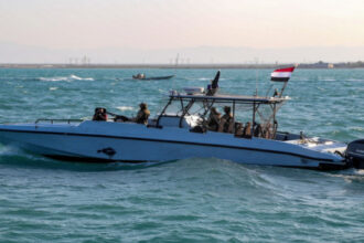 تهديد الحوثيين يفاقم أزمة الشحن والطاقة عالميا