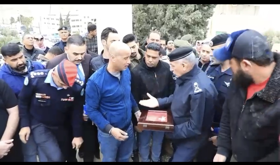 مدير الأمن العام يلقي كلمة خلال تسليم العلم لذوي الشهيد الملازم أول مراد المواجدة