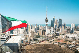 الكويت تعلن إصابة 10 عسكريين جراء استهداف معسكر