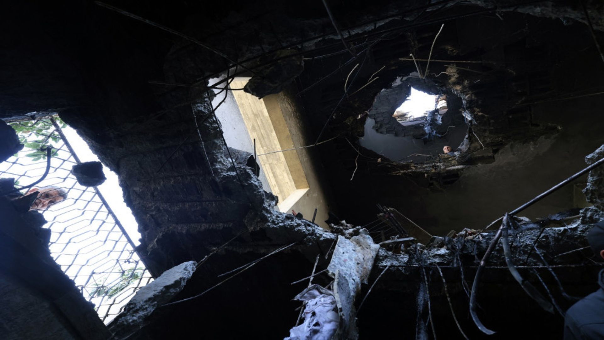 صورة حول : استشهاد 3 فلسطينيات وإصابة 13 جراء سقوط صواريخ على بيت عوا جنوب الخليل استشهاد 3 فلسطينيات وإصابة 13 جراء سقوط صواريخ على بيت عوا جنوب الخليل