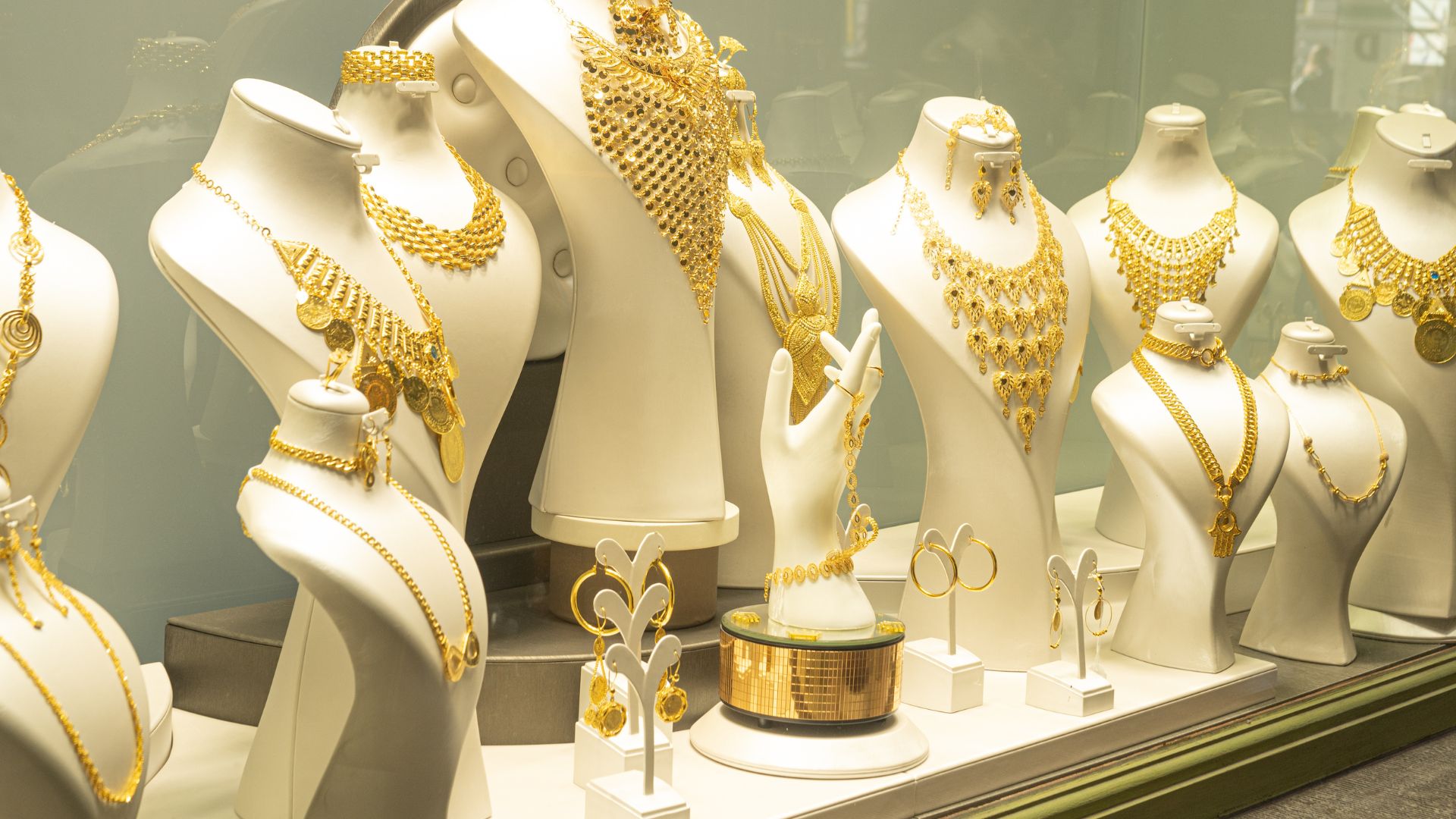 صورة حول : ارتفاع سعر غرام الذهب عيار 21 إلى 96.40 دينار في السوق المحلية ارتفاع سعر غرام الذهب عيار 21 إلى 96.40 دينار في السوق المحلية