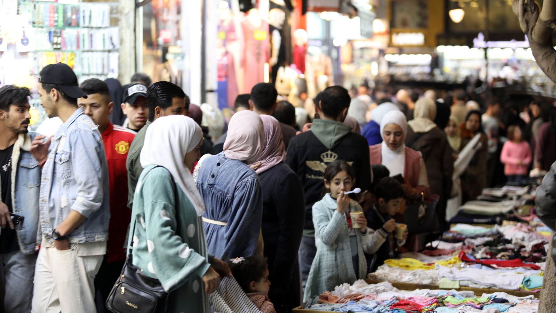 نشاط قوي على سوق الألبسة والأحذية بالأردن قبل عيد الفطر وسط استقرار الأسعار