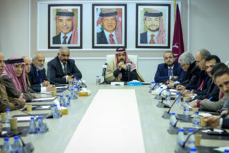 الخرابشة: إيقاف مجموعات واتساب مخالفة للنقل