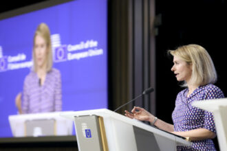 الاتحاد الأوروبي يحذر من تصاعد الفوضى بسبب الهجمات الإيرانية ويبحث ممر آمن لمضيق هرمز