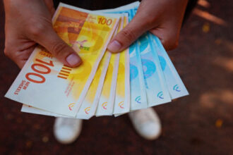 بنك إسرائيل يثبت الفائدة وسط مخاوف التضخم