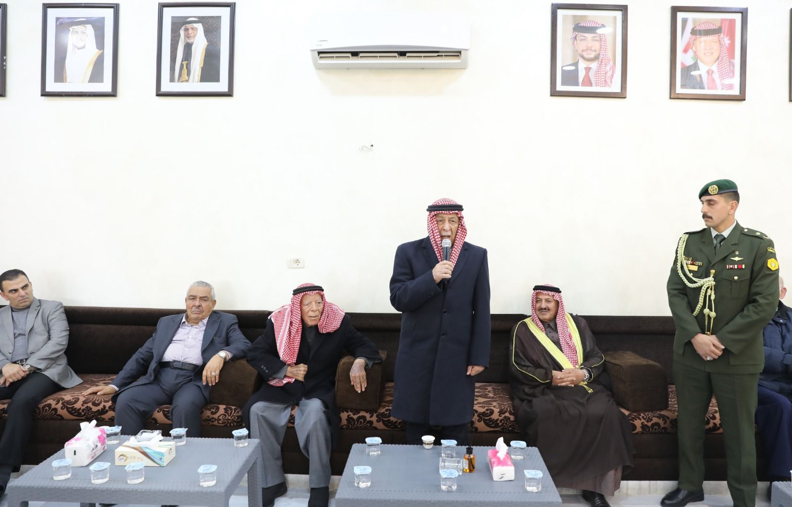 مندوبًا عن الملك وولي العهد.. العيسوي يعزي عشائر القاضي والزعبي والفريحات