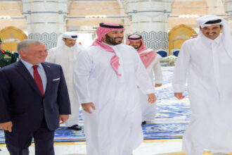 الملك وابن سلمان وتميم يبحثون التصعيد