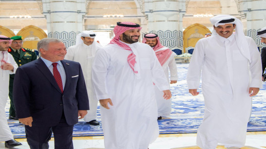 الملك وابن سلمان وتميم يبحثون التصعيد