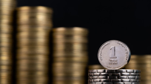 إسرائيل ترفع أسعار الوقود بأكثر من شيكل