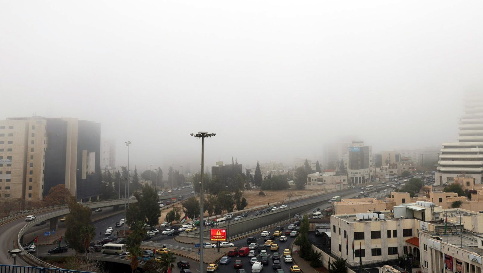 منخفض جوي يؤثر على المملكة وأمطار غزيرة وتحذيرات من السيول