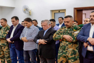 الملك يؤدي صلاة عيد الفطر في مسجد الحرس الملكي بالعقبة