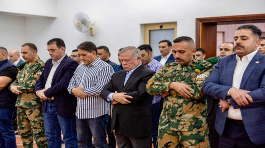 الملك يؤدي صلاة عيد الفطر في مسجد الحرس الملكي بالعقبة