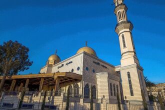 أمطار العيد تضفي أجواء روحانية على صلاة الفطر في الزرقاء