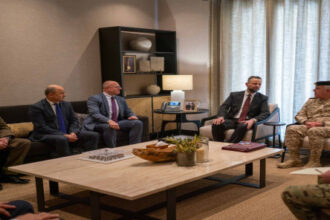 الحنيطي ووزير دفاع بولندا يبحثان التعاون العسكري